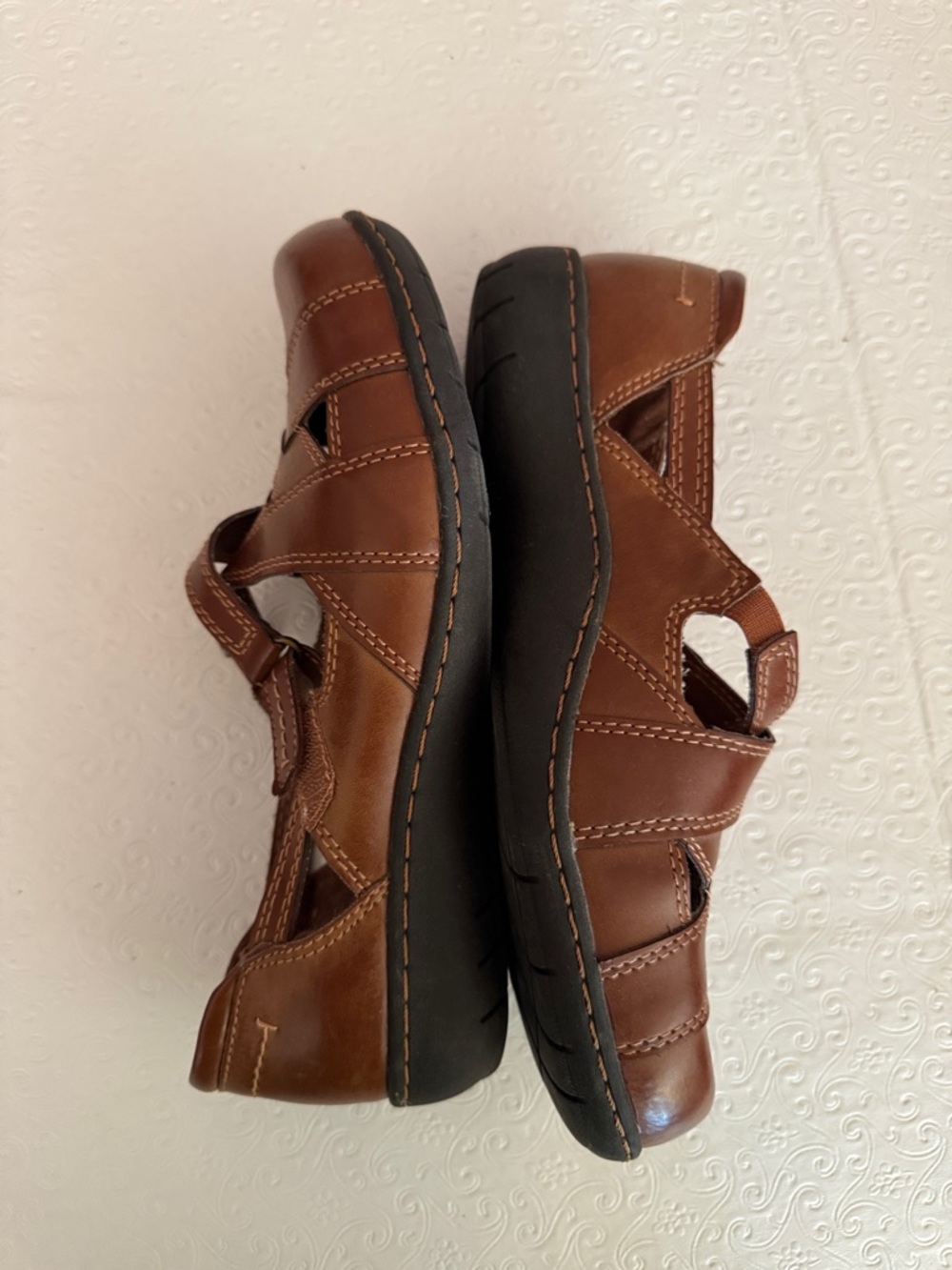Thom McAn Women's Brown Leather Cross-Strap flats - Picture 2 of 6